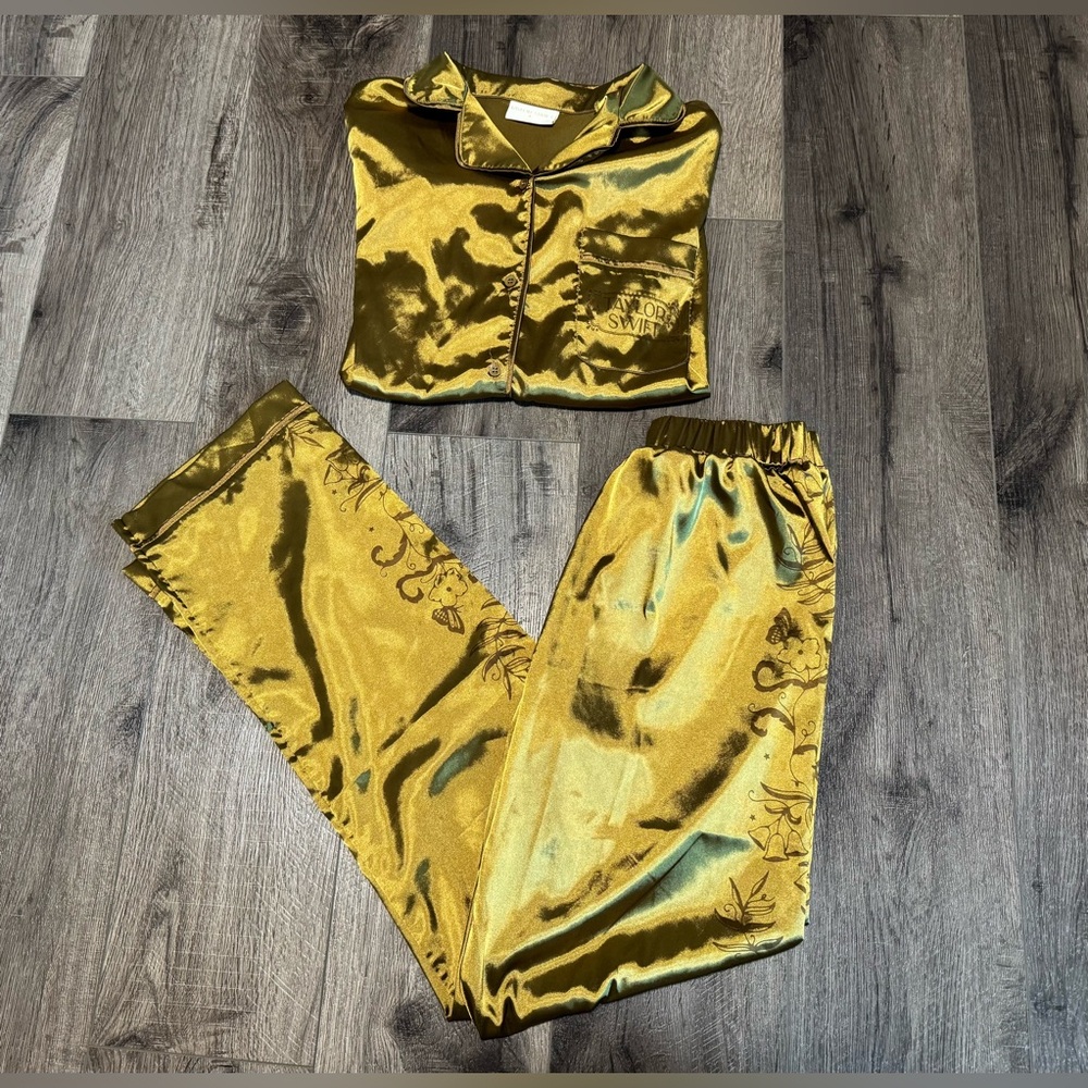 Taylor Swift Fearless TV Pajama Set